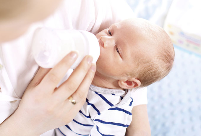 bottle feeding newborn