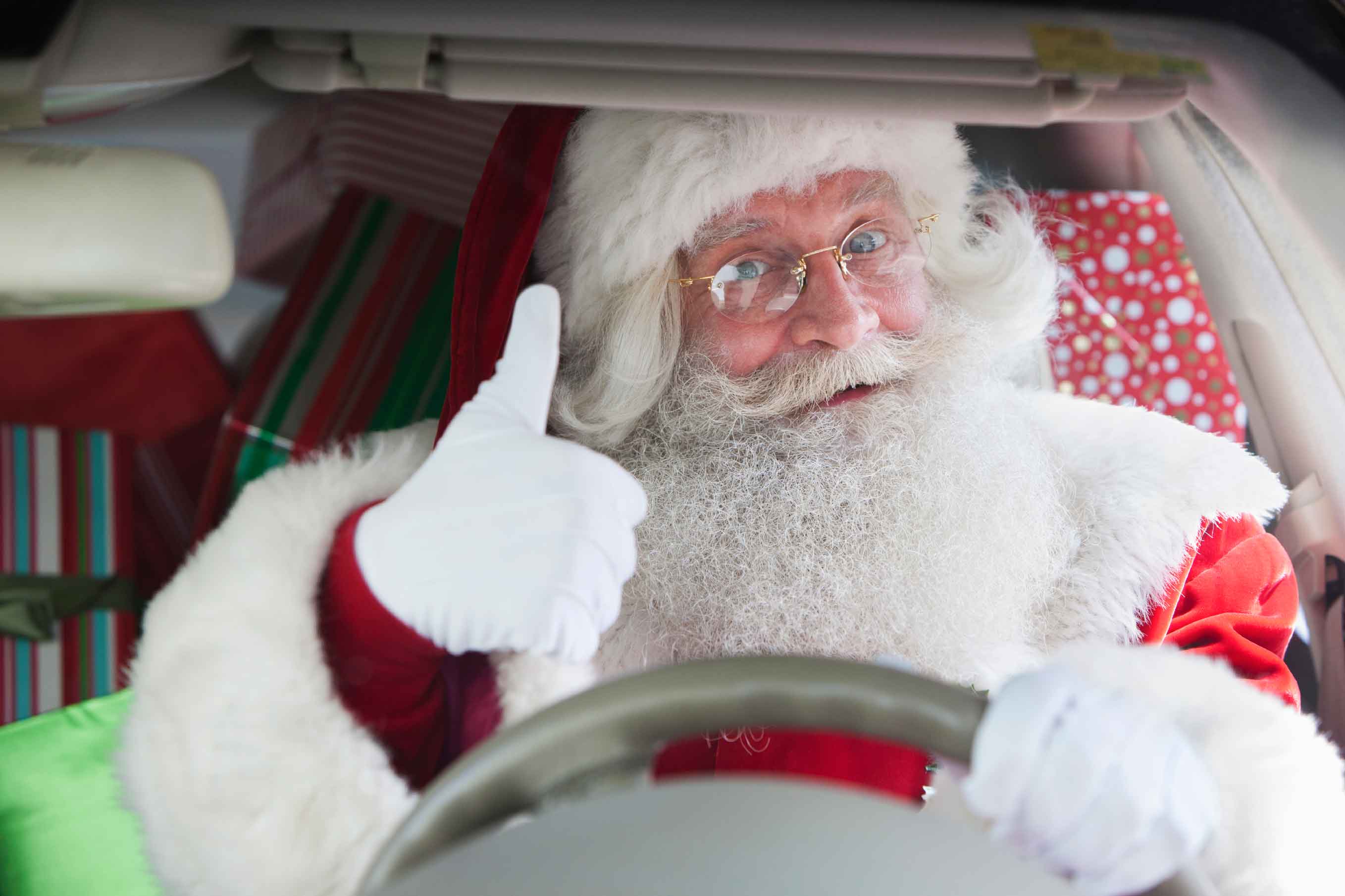 Дед мороз угадывать. Дед Мороз за рулем. Дед Мороз на автомобиле.
