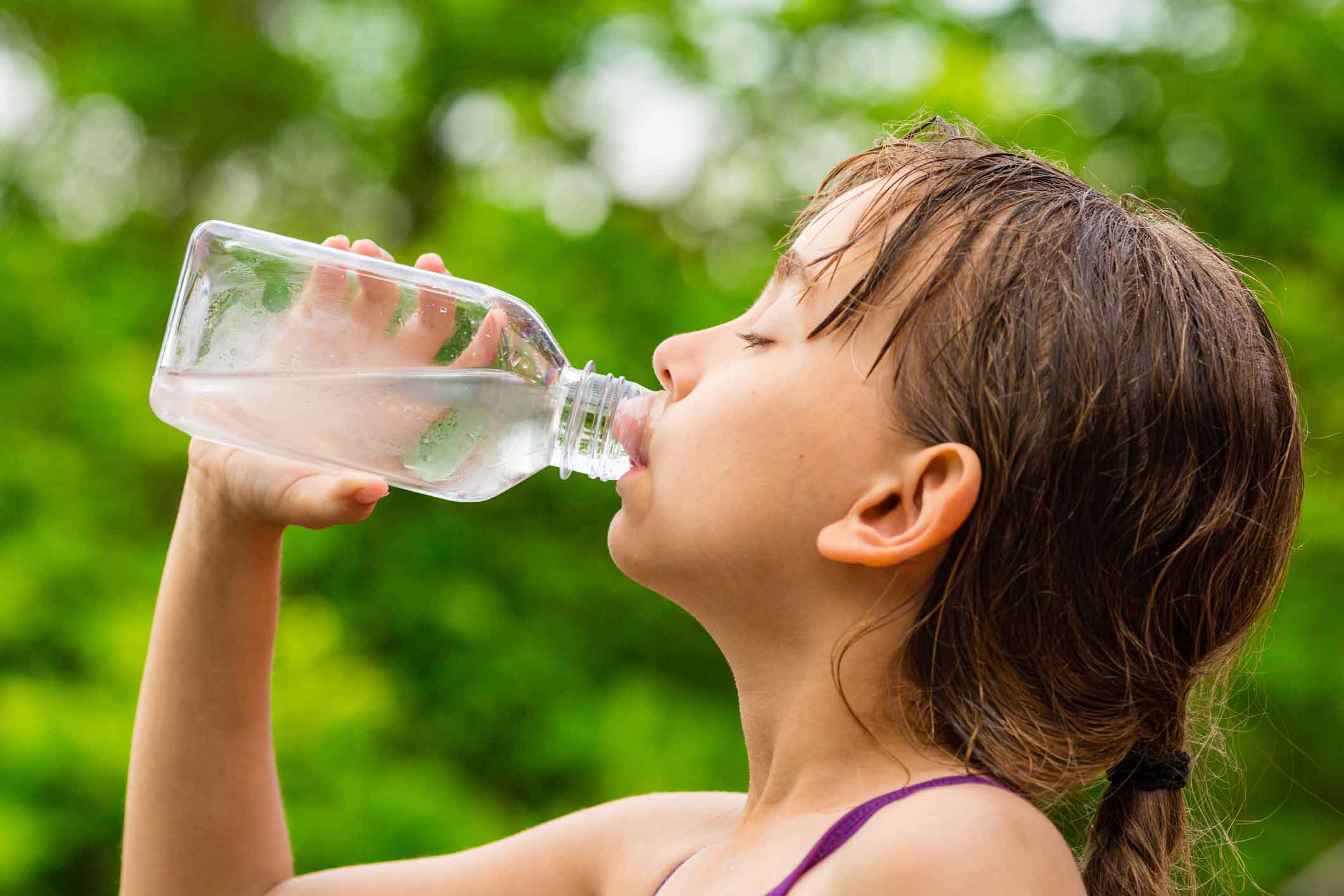 Включи девочка воды. Девочка пьет воду. Ребенок пьет чистую воду. Жажда у детей. Жажда воды.